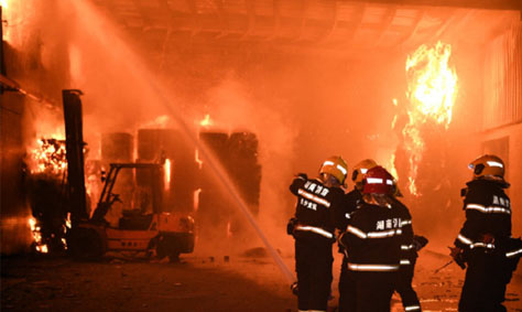 消防機(jī)器人協(xié)助車間倉(cāng)庫(kù)快速滅火 消防機(jī)器人協(xié)助車間倉(cāng)庫(kù)快速滅火