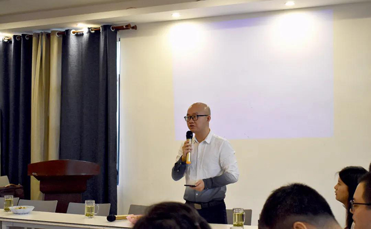 茶話會(huì)主持人—郭經(jīng)理.jpg 茶話會(huì)主持人—郭經(jīng)理.jpg