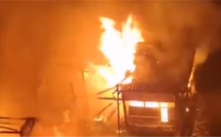 滎經(jīng)縣火災(zāi)1.jpg 滎經(jīng)縣火災(zāi)1.jpg