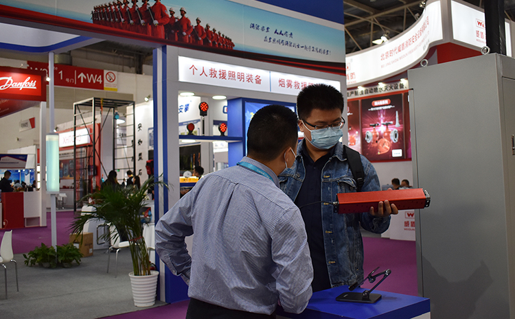 2021北京消防展.客戶參觀全氟己酮.jpg 2021北京消防展.客戶參觀全氟己酮.jpg