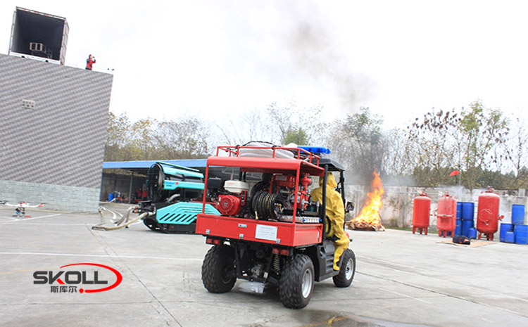 消防摩托車滅火應(yīng)急演練.jpg 消防摩托車滅火應(yīng)急演練.jpg